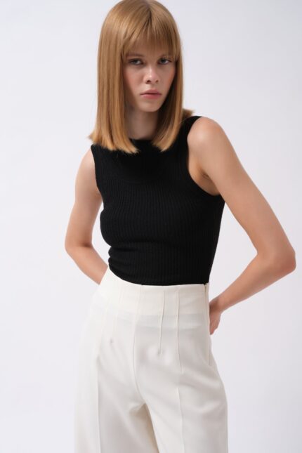 Bluzë e zezë kade e prerë