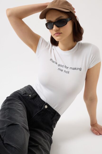Faleminderit Zotit bluzë e bardhë e printuar Lycra Crop