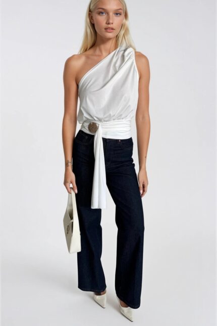 Aksesuar Detay Tek Omuz Bağlamalı Beyaz Bluz