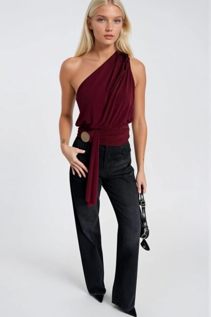 Aksesuar Detay Tek Omuz Bağlamalı Bordo Bluz